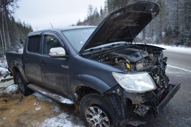 В районе п. Тобысь в результате опрокидывания автомашины пострадали 2 человека